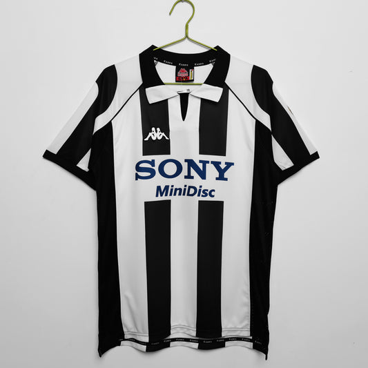 1997/98 Retro Juventus Football Kit